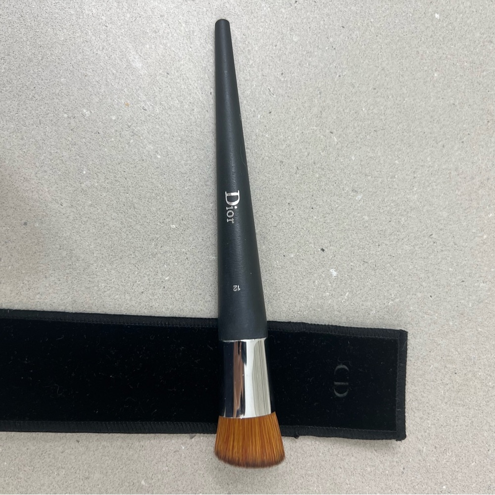 NWOT- Never used. Dior brush 12 WITH Velvet Dior  pouch